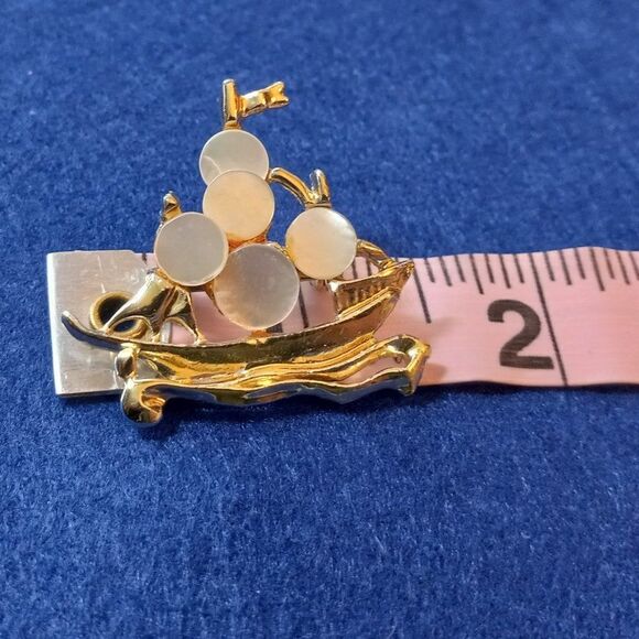 Vintage Gold Tone Metal  Mother of Pearl Disc Ship Brooch Cottagecore Nautical - Picture 3 of 7